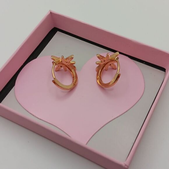 New Dozzior Huggie Starburst Earrings New In Box - Picture 3 of 3